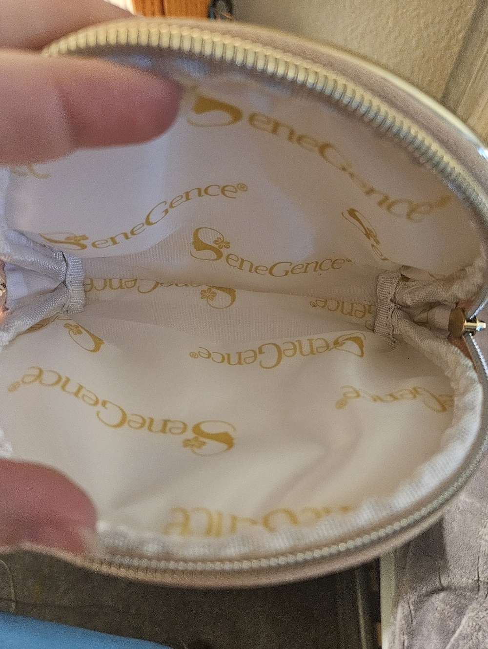 Gold SeneGence Makeup Bag - Picture 4 of 4